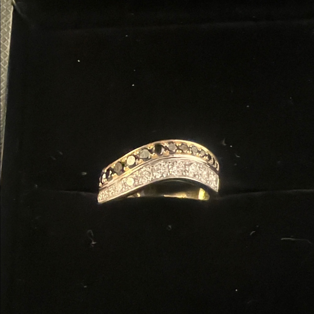 14k white & yellow gold ring 1.12 ctw of natural white/black diamonds. SIZE 6
